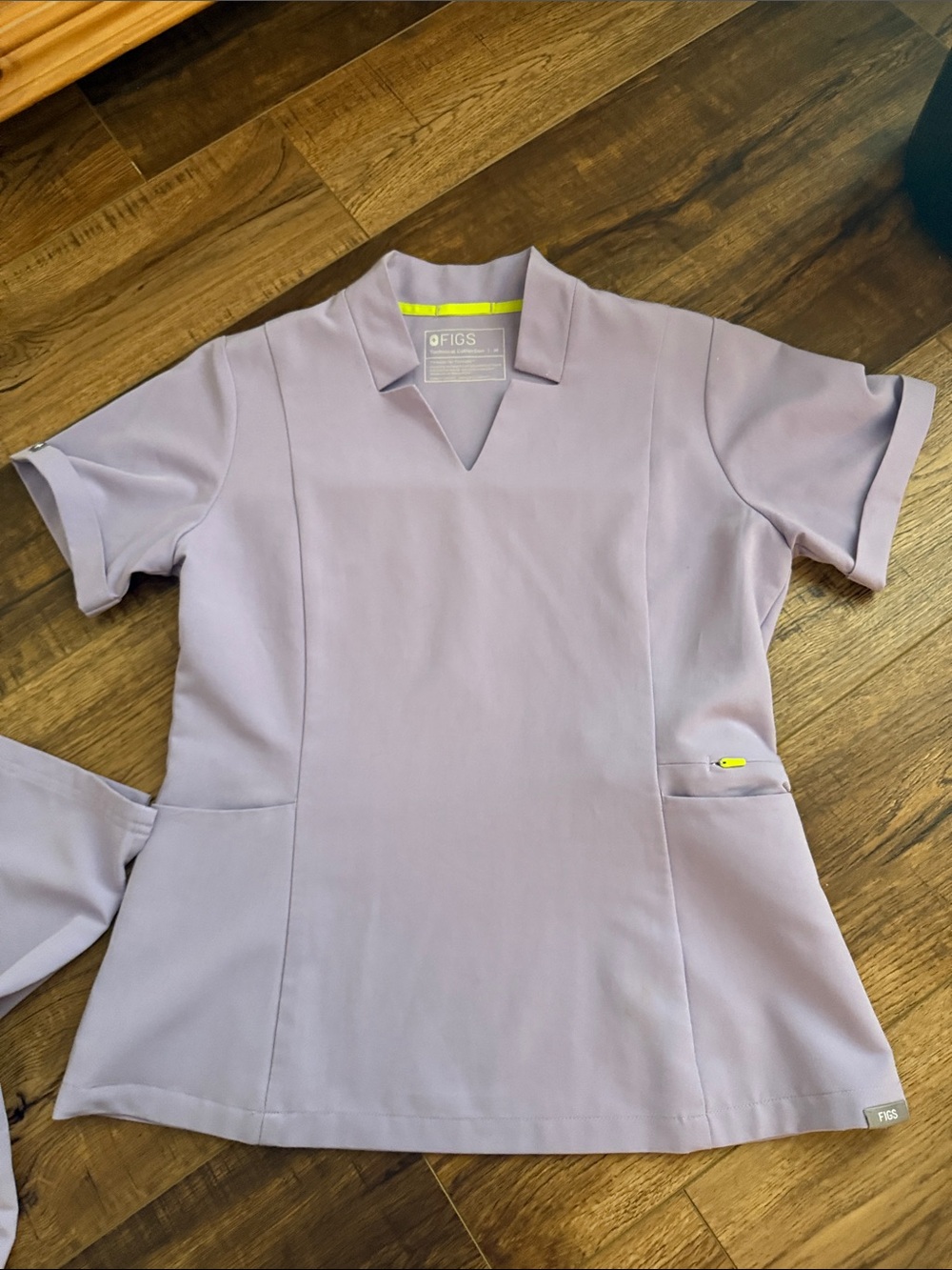Figs Lavender Women's Scrub Top & pants Set medium - Picture 2 of 12